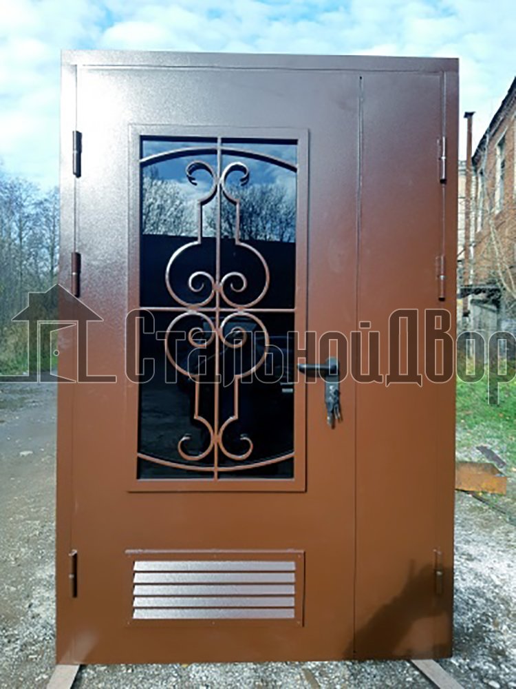 Дверь стекло решетка. Железная дверь для котельной ДКТ-1637. Дверь металлическая с вентиляционной решеткой. Входная дверь в котельную. Железная дверь со стеклом.